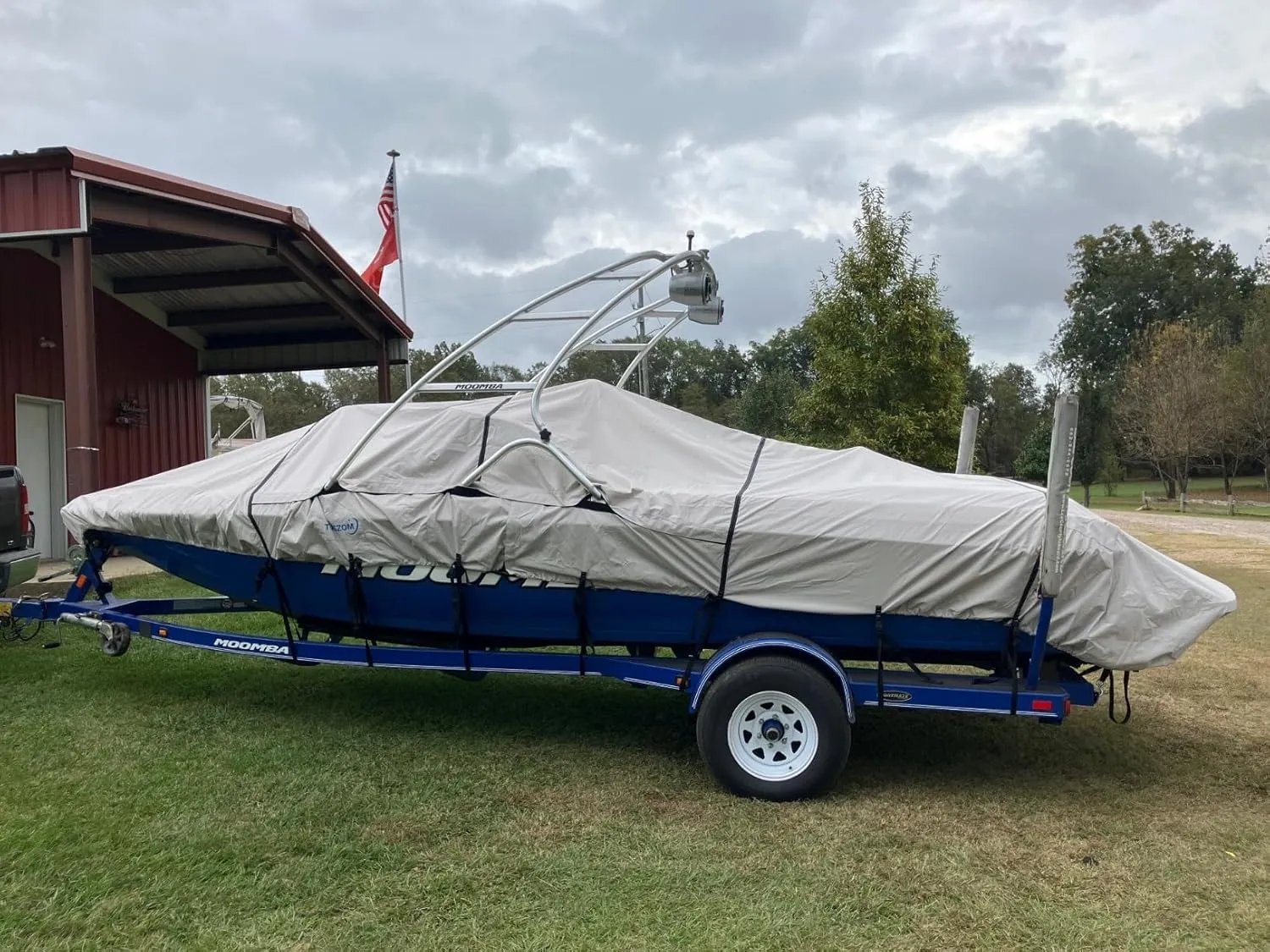True 900D 100% Waterproof Ski&Wakeboard Tower Boat Cover Tear-Proof Trailerable Full Size Boat Cover for V-Hull,Runabouts,I/O with Ski/Wakeboard Towers and Storage Bag (20'-22'L,Beam Width to 106" W)